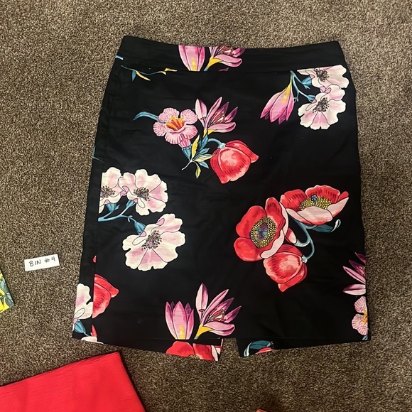 Bundle! All are size 10! 4 are Ann Taylor, 1 is LOFT. All in great condition! - Picture 6 of 16